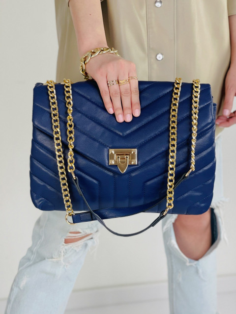 Modrá prešívaná kabelka so zlatým remienkom