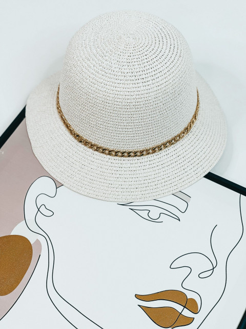 Biely slamený klobúk s reťazou 