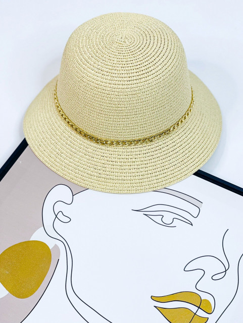 Béžový slamený klobúk s reťazou 