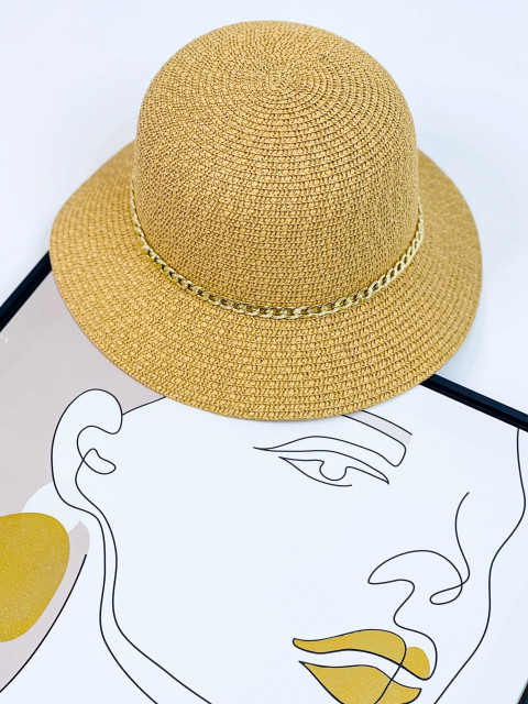 Hnedý slamený klobúk s reťazou 