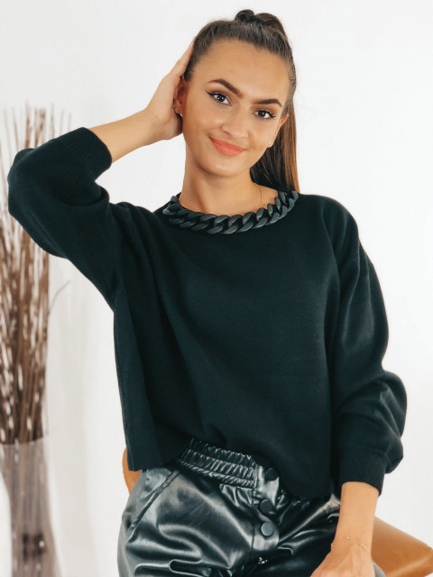 Dámsky oversize čierny pletený sveter s reťazou
