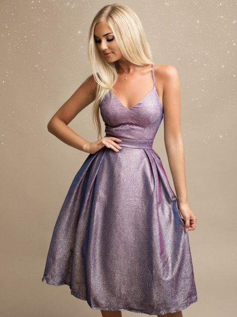 Krátke fialové trblietavé spoločenské šaty