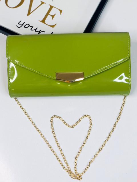 Dámska lesklá zelená kabelka so zlatou reťazou