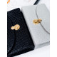 Čierna spoločenská kabelka so zlatým remienkom