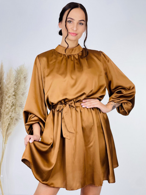 Saténové dámske šaty s opaskom - hnedé