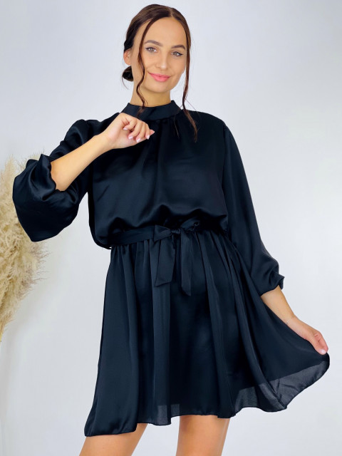 Saténové dámske šaty s opaskom - čierne
