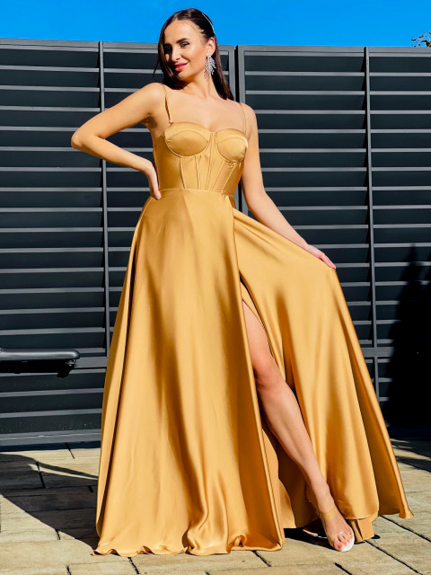 Exkluzívne dlhé saténové spoločenské šaty s razporkom - zlaté