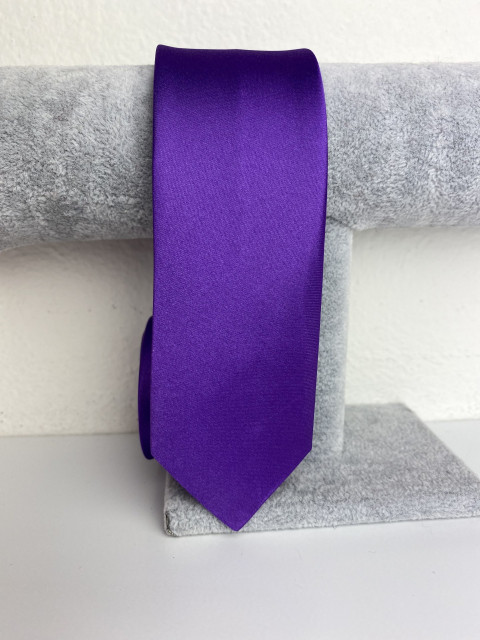 Pánska výrazná fialová saténová úzka kravata