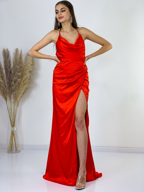 Exkluzívné červené saténové spoločenské šaty s razporkom 
