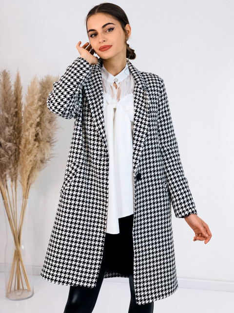 Čierno-biely dámsky kabát s kohutím vzorom