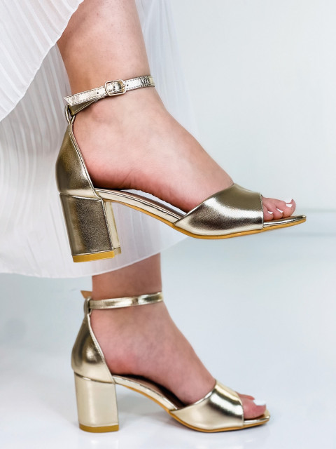 Dámske zlaté sandále na hrubom opätku Leila