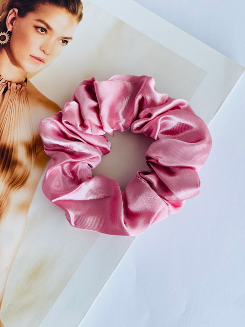 Scrunchie saténová gumička do vlasov - ružová