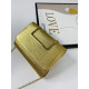 Dámska zlatá spoločenská kabelka s kovovou rúčkou