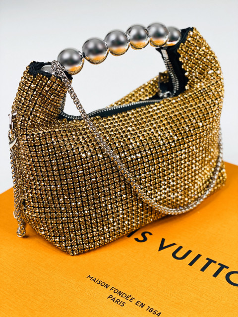Luxusná dámska spoločenská kabelka s kamienkami a remienkom - zlatá
