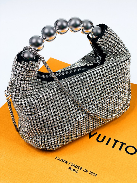 Luxusná dámska spoločenská kabelka s kamienkami a remienkom - strieborná