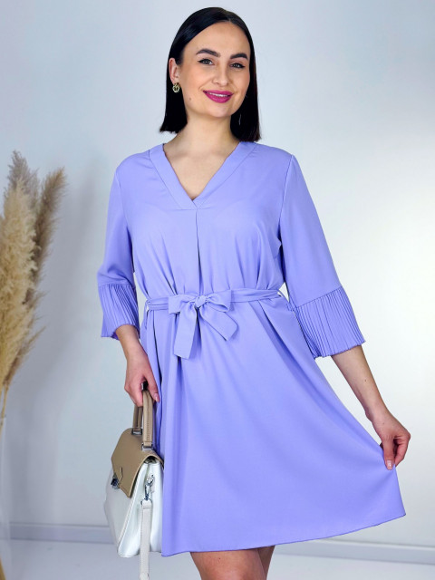 Dámske fialové šaty s plisovanými rukávmi a opaskom