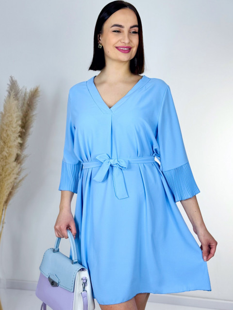Dámske modré šaty s plisovanými rukávmi a opaskom