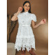 Dámske čipkované šaty s opaskom a balónovými rukávmi - biele