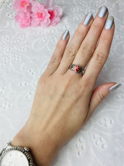Dámsky strieborný prsteň s červeným kryštálom 9